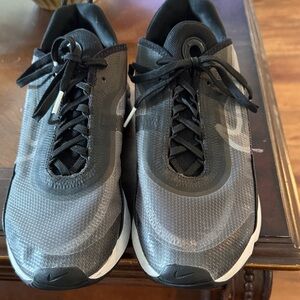 Nike Men's Black and Gray Athletic Shoes